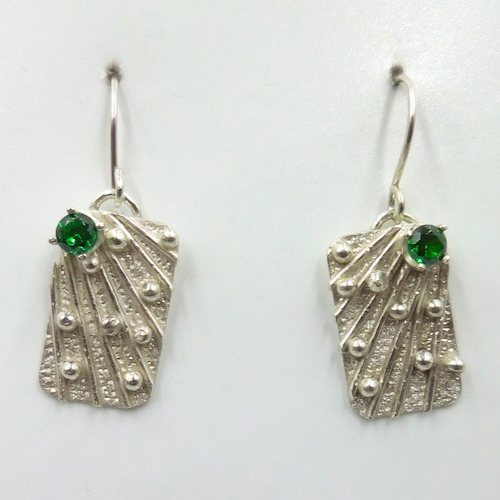 Click to view detail for DKC-2143 Earrings, Green CZ & Textured Rectangle $110